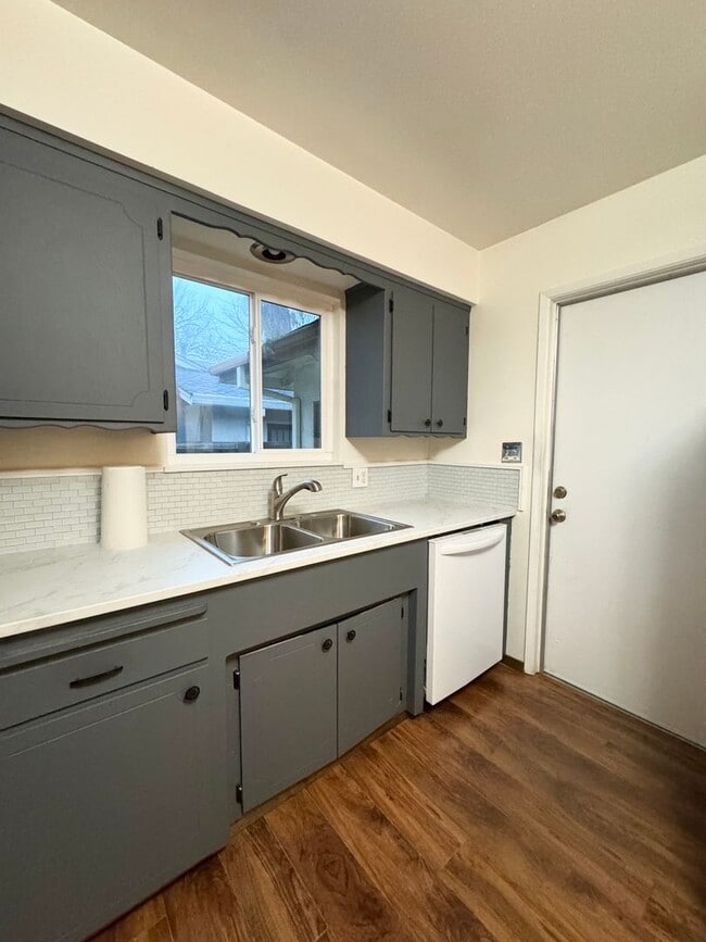 Building Photo - Westside - Close to Shopping