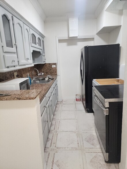 Kitchen - 102 NW 64th St