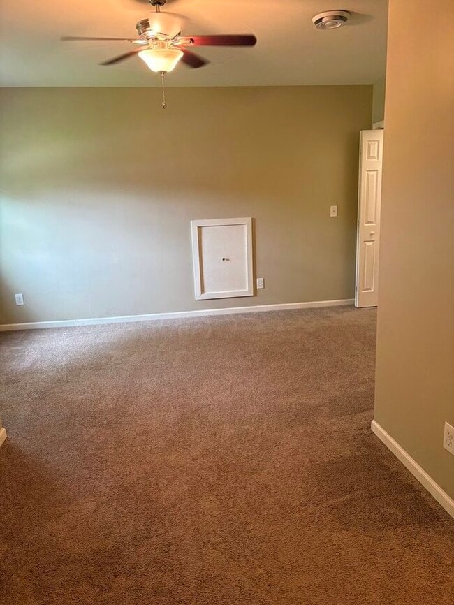 Building Photo - 2 Story Colonial - 3 bdrm/2 bath - LARGE YARD