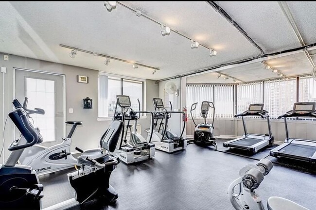 Building Photo - Amazing 1 Bedroom 1 Bathroom Condo With Su...
