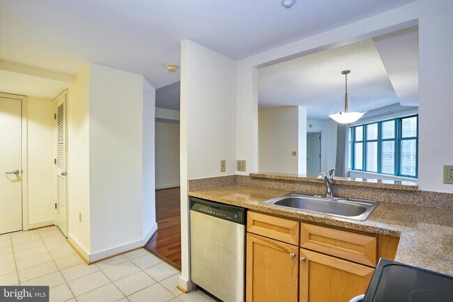 Building Photo - 1150 K St NW