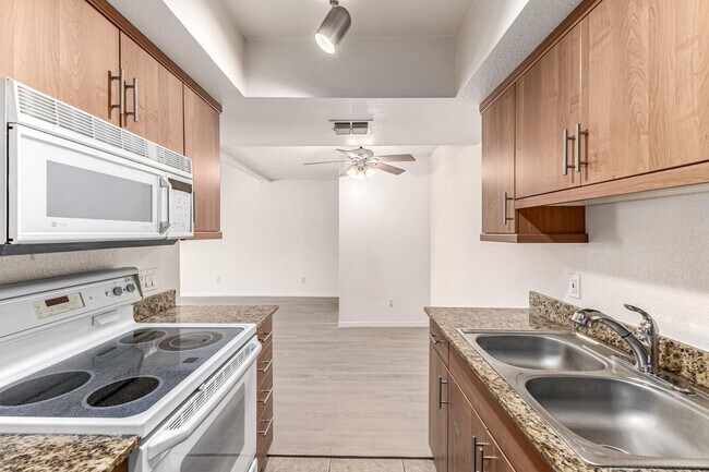 Building Photo - 7350 N Vía Paseo Del Sur