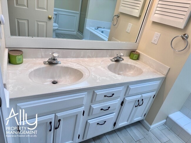 Building Photo - 1236 Raintree Dr