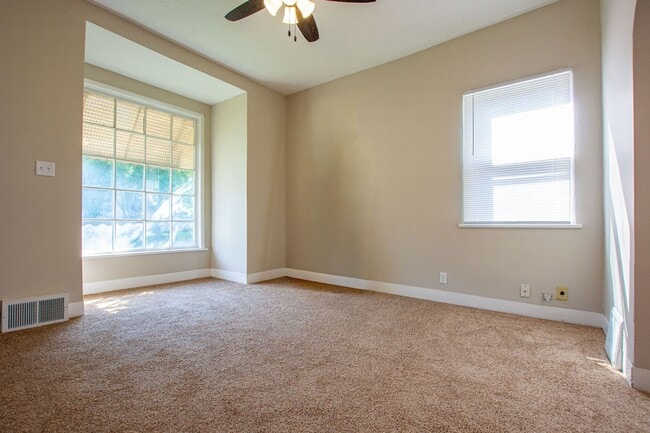 Building Photo - Spacious and CLEAN 2 Bedroom / 1 Bath Home...