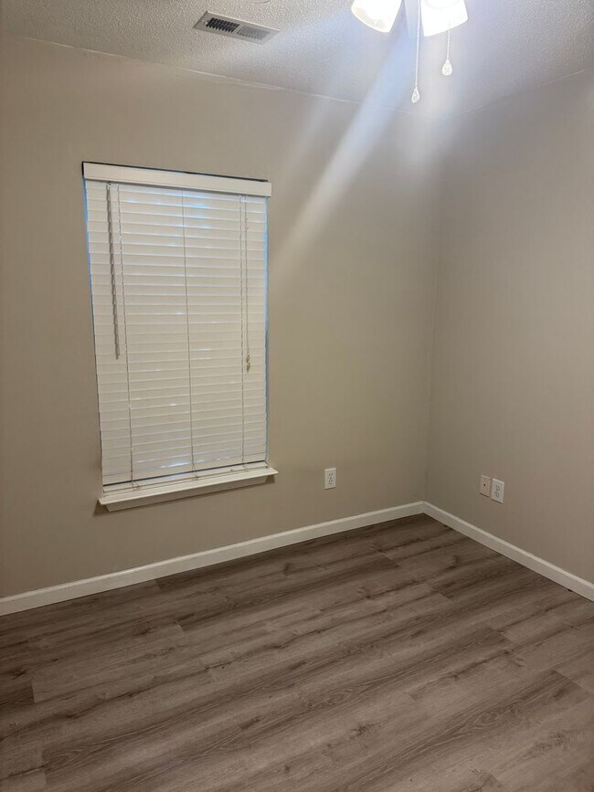 Building Photo - Great Price and location!