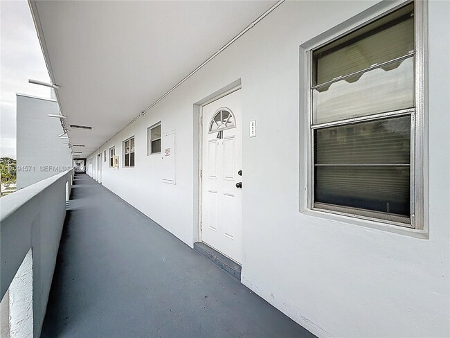 Building Photo - 1000 NE 14th Ave