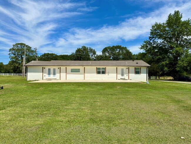 Building Photo - Beautiful 4 Bed / 2.5 Bath Home in Greenwood