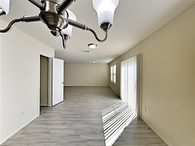 Building Photo - 12402 Grossmount Dr