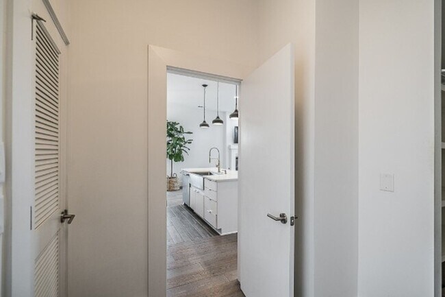 Building Photo - 3BR Germantown Townhome in the Heart of Nashville