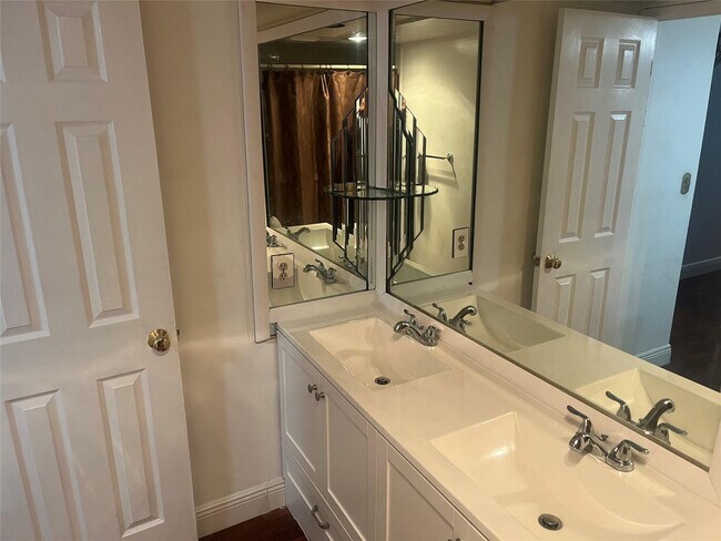 Building Photo - 2940 N Course Dr