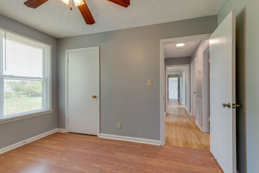 Building Photo - 323 Carter Rd