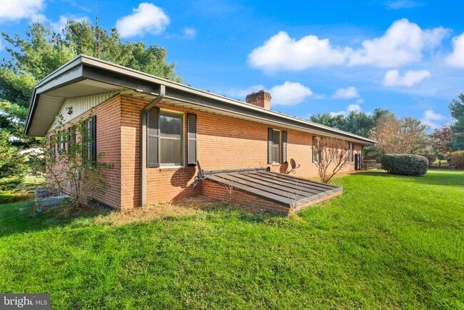 Building Photo - 318 Evergreen Mills Rd