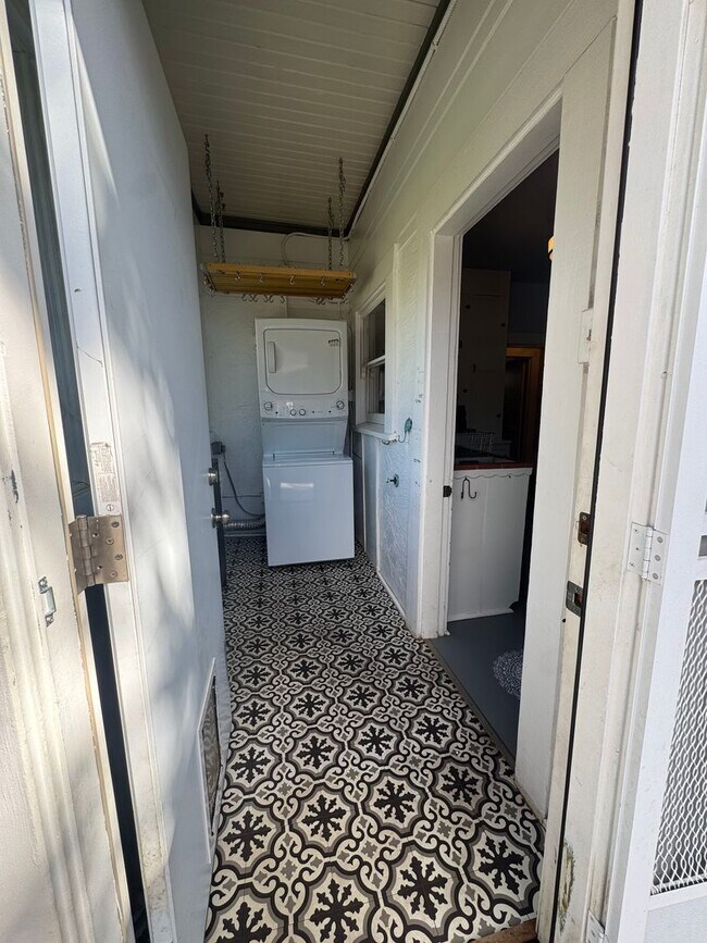 Building Photo - 2 bedroom |1 bathroom | Charming West Taho...