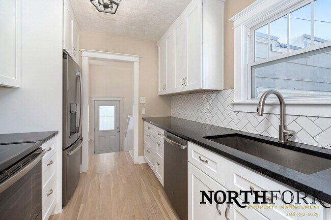 Building Photo - Cute North End Bungalow