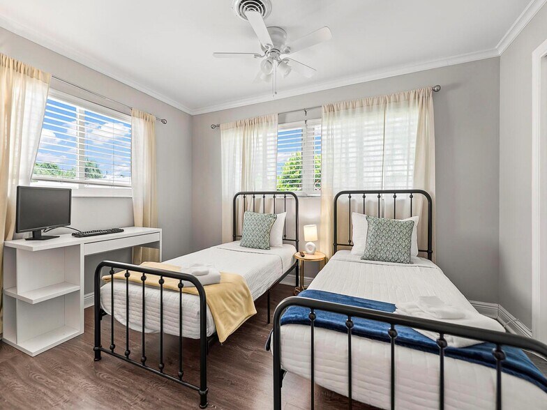 Building Photo - 801 SE 14th St