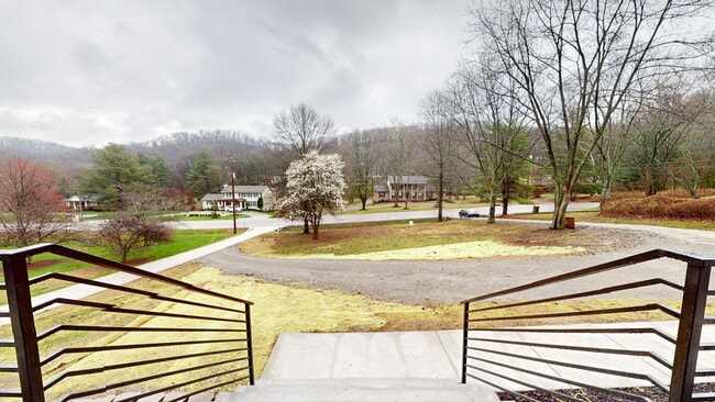 Building Photo - 5527 Hillview Dr