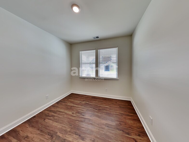 Building Photo - 899 Carnaby Ln