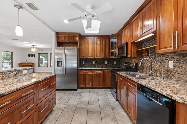 Building Photo - Welcome to your Pool/Lake Home!