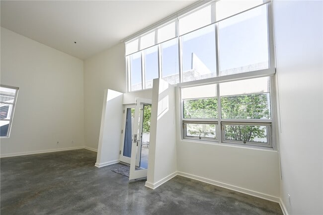 Building Photo - 615 Hampton Dr