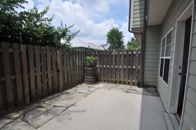 Private Patio - 553 Rosedale Ave