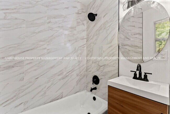 Building Photo - NEWLY RENOVATED 3 BED/1 BATH HOME!