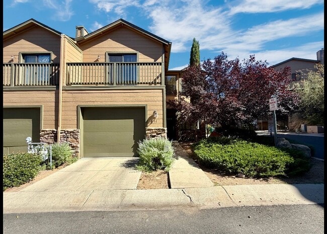 Building Photo - BEAUTIFUL 3 BEDROOM TOWNHOME!