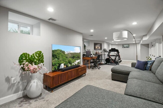 Building Photo - Renovated Apartment in Medford