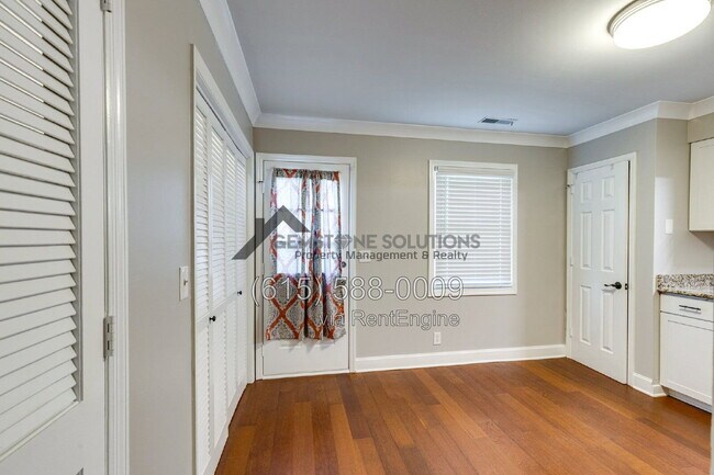 Building Photo - 717 Fox Ridge Dr