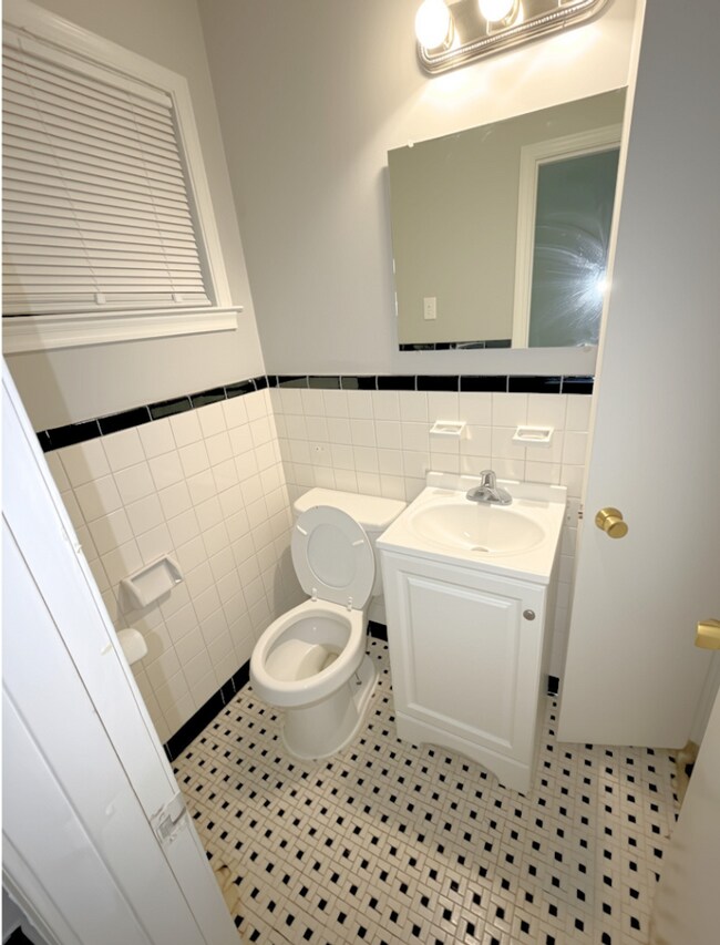 Building Photo - Newly Renovated Home in Oakhaven