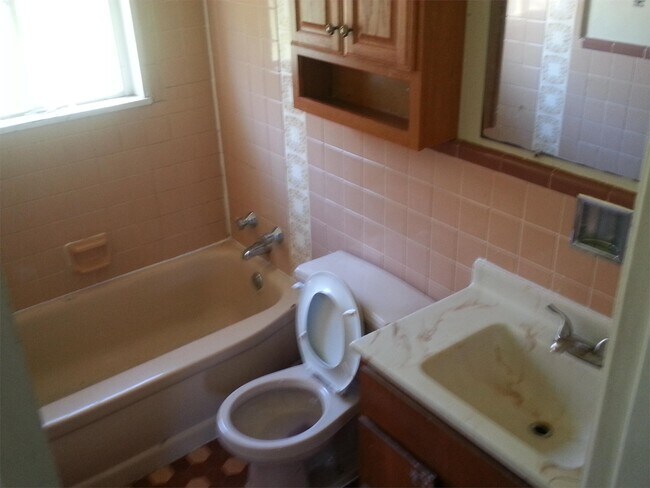 Building Photo - 3019 Lakewood Dr