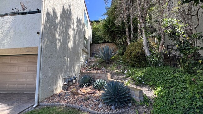 Building Photo - La Costa 2 bedroom Just Minutes from the B...