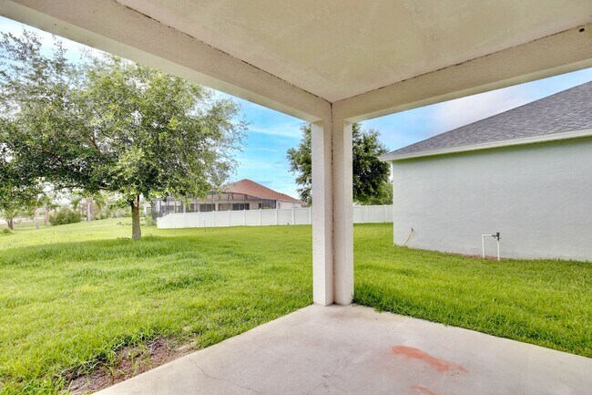 Building Photo - Beautiful 4/2.5 Spacious Home with a Loft Area and a 2 Car Garage Located in Sawgrass Bay - Clerm...