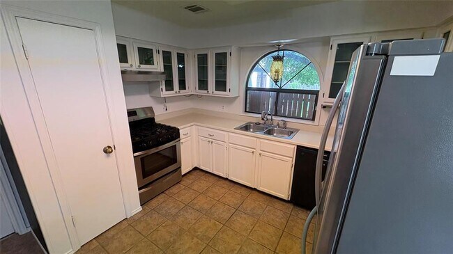 Building Photo - 4703 Saloma Pl