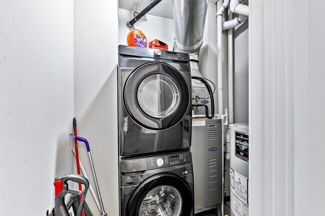 Building Photo - 1441 Central St