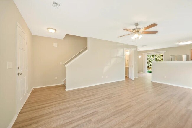 Building Photo - 2888 Creekbend Dr