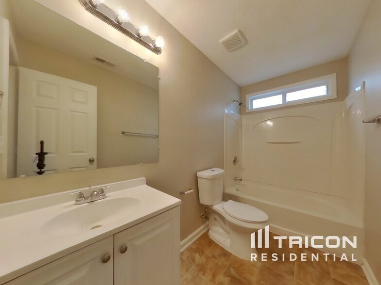 Building Photo - 172 Greystone Cir