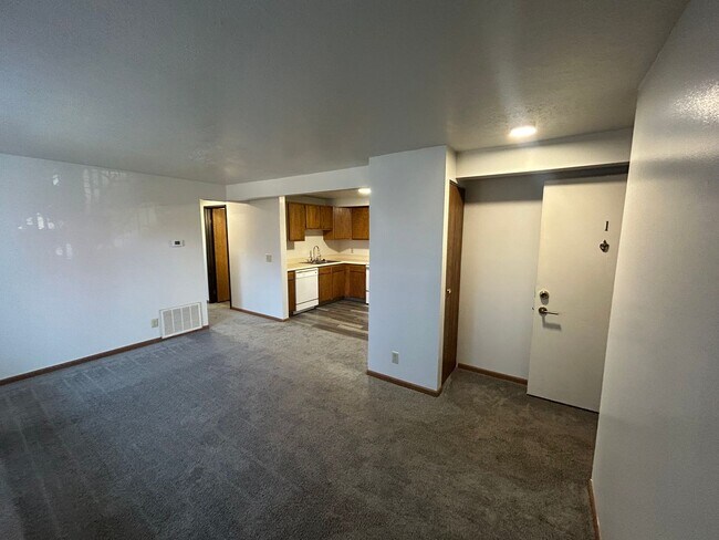 Building Photo - 2 bedroom 1 bath ground floor apartment