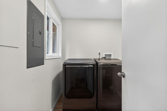 Building Photo - Updated 4BD Lake Oswego Home - Prime Location