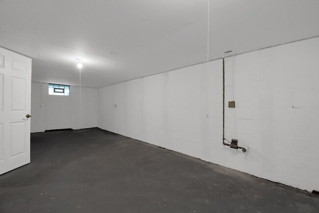 Building Photo - 3 Bedroom Home For Rent