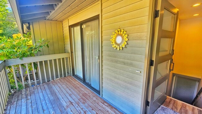 Building Photo - Modern Bellevue Townhome | Chef’s Kitchen, Dual Fireplaces & Private Patio