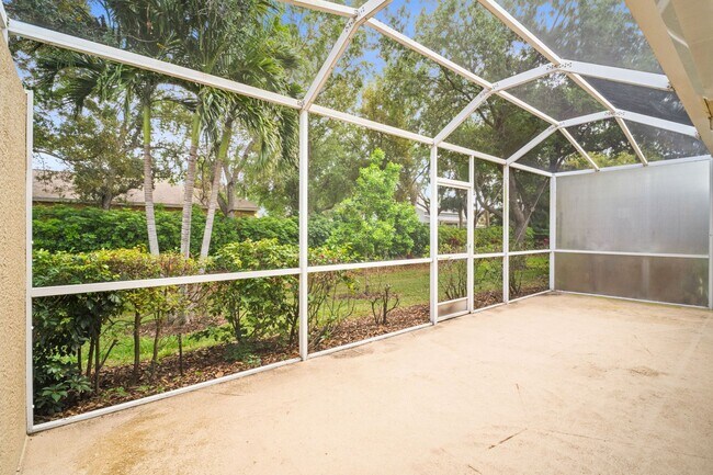 Building Photo - Beautiful Villas 3 beds 2 baths in a Gated...