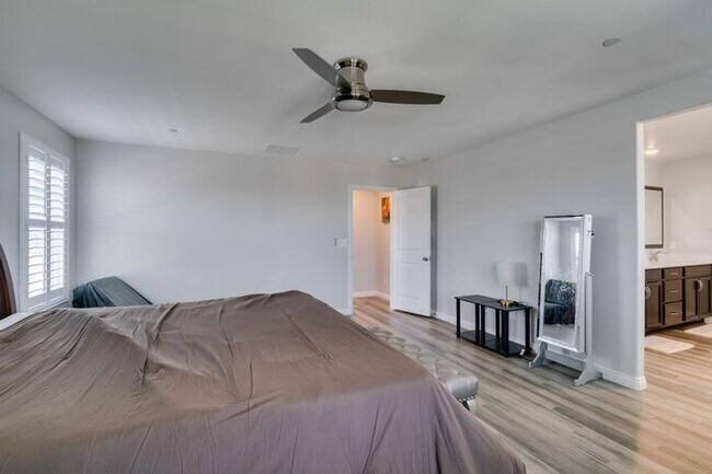 Building Photo - Furnished 5-Bedroom Home with Two Primary Suites