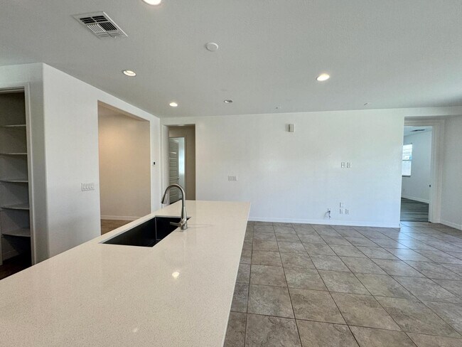 Building Photo - 9006 W Rancho Dr