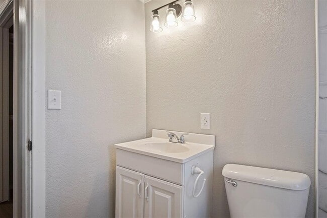 Building Photo - 907 N McKinley Ave