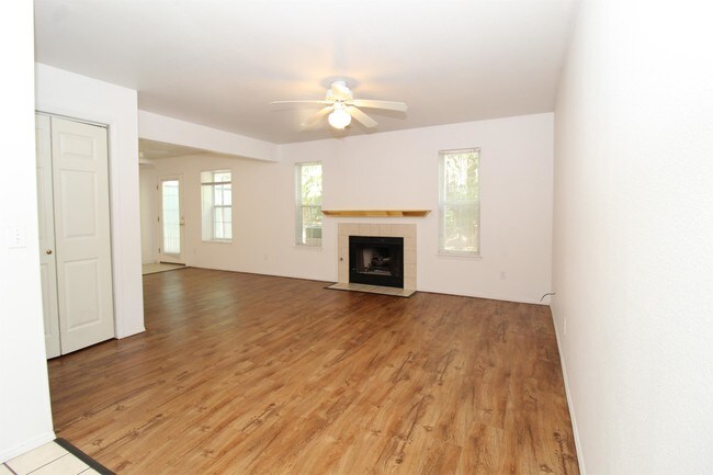 Building Photo - 1006 N Molly Ct