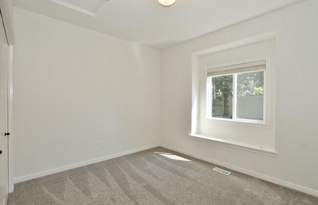 Building Photo - Stunning Home w/Open Floor-plan