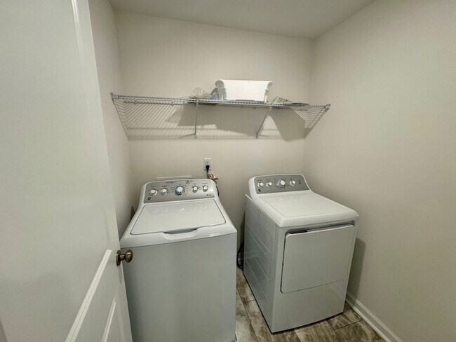 Building Photo - Beautiful New 3BR/2.5BA Townhouse