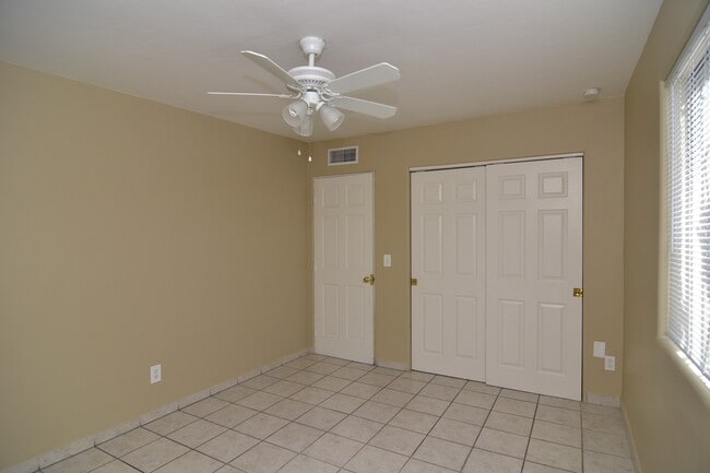 Building Photo - Spacious 4 Bedroom 2 Bath Home! Great South Tucson Location!