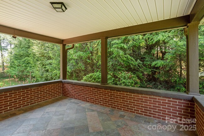 Building Photo - 10 S Oak Forest Dr