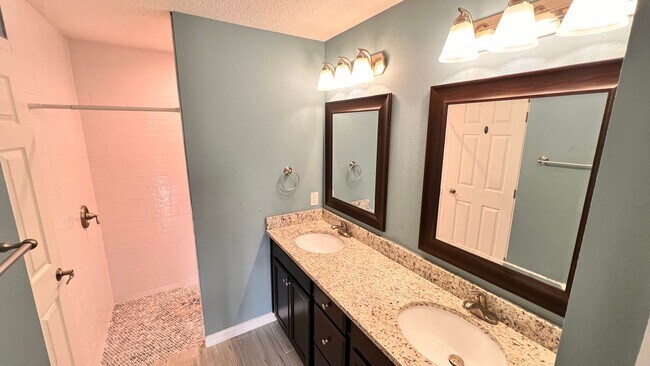 Building Photo - BEAUTIFUL 3/2 w/ office HOME in Deltona!